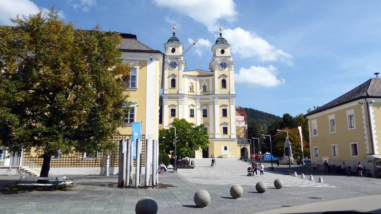 Die Basilika Mondsee ist der Ausgangspunkt für zwei unterschiedliche Touren. 