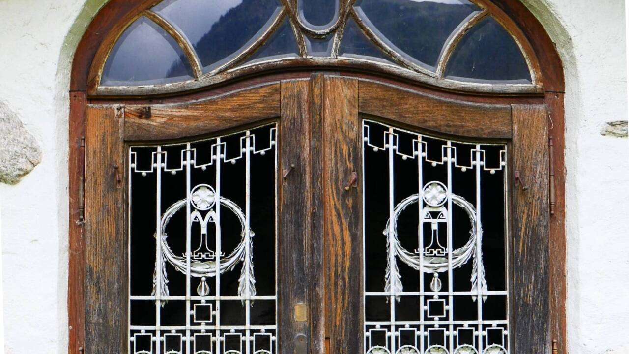 Kunsthandwerk vom Feinsten: Der silberfarbene Anstrich verstärkt die elegante Wirkung dieses Gitters.  
