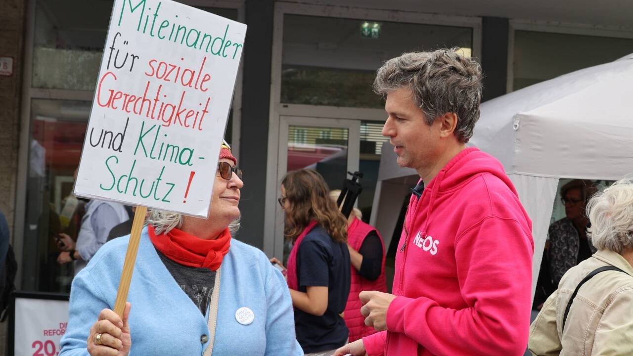 Neos-Gemeinderat Lukas Rupsch im Gespräch mit Traude Probst von den „Omas gegen Rechts“. 