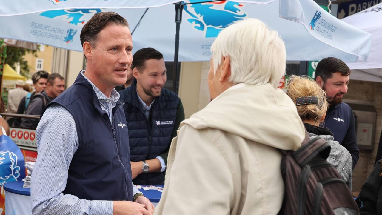 FPÖ-Nationalrat Volker Reifenberger spricht mit einer Schrannen-Besucherin. 