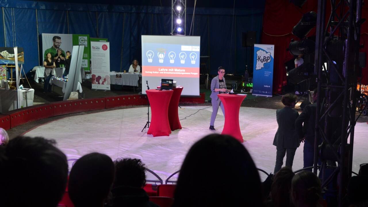 Birgit Kallunder moderierte das Programm in der Manege. 