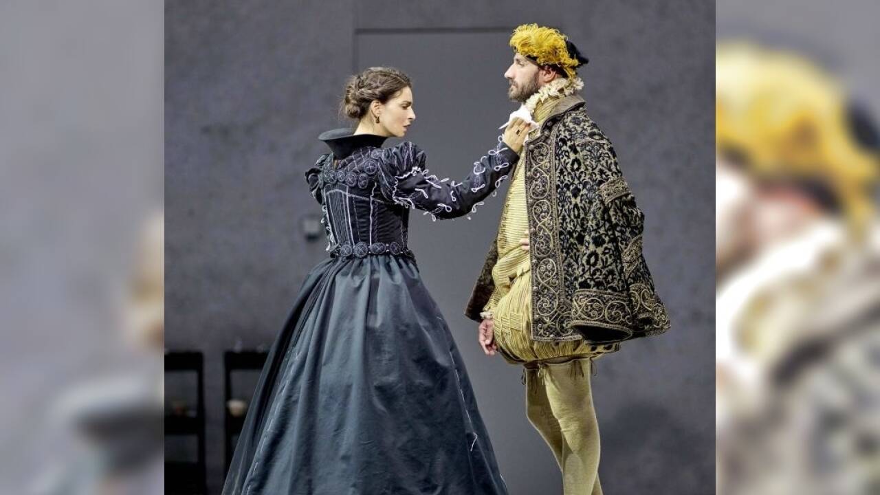 Asmik Grigorian als Elisabetta mit Don-Carlo-Double.  