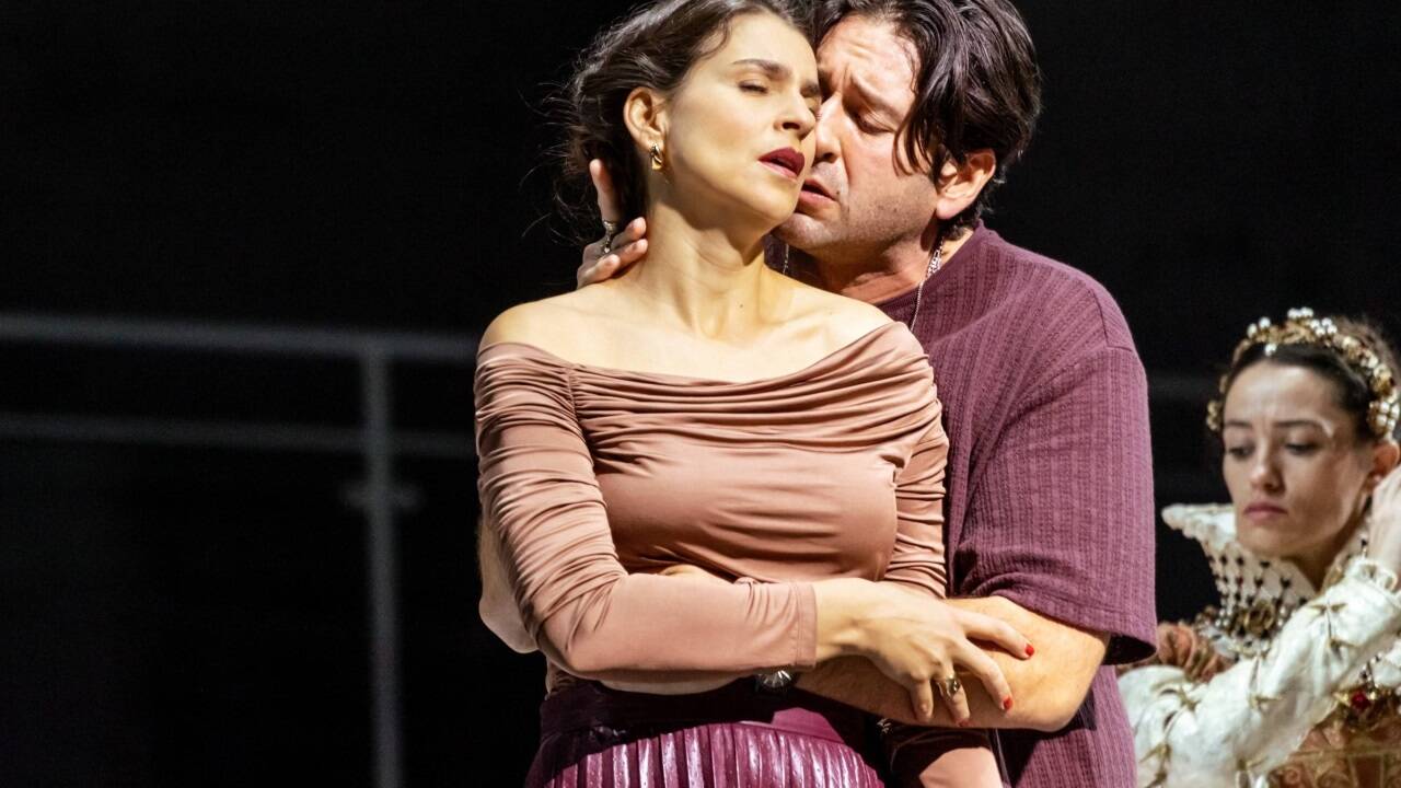 Asmik Grigorian als Elisabetta, Joshua Guerrero als Don Carlo. 