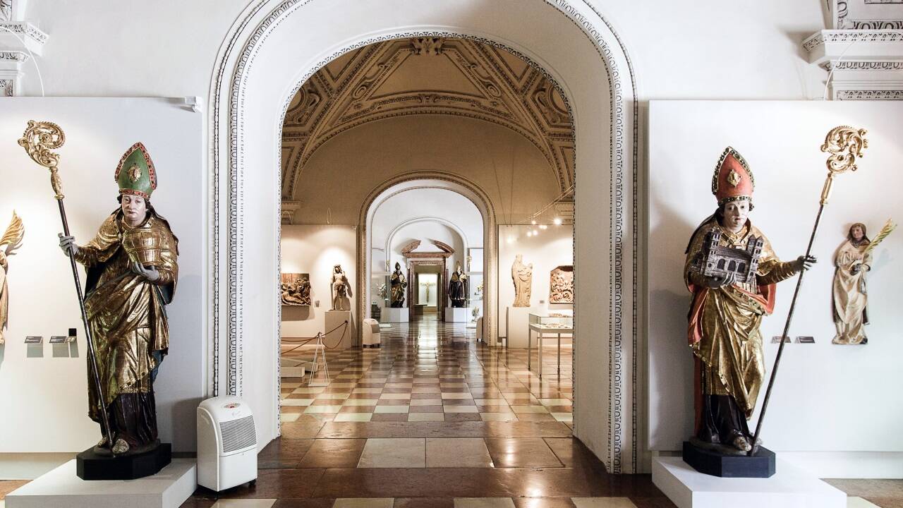 Das Domquartier wird um ein Besucherzentrum erweitert und erhält ein Archäologiemuseum sowie einen Zugang zum Domgrabungsmuseum. 