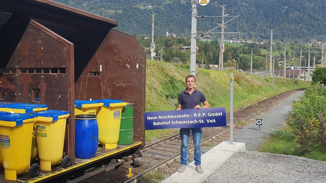 Altes Frittierfett fährt jetzt mit der Bahn von Schwarzach nach Wien. Das spart pro Jahr rund 50.000 Lkw-Kilometer auf der Straße ein. Im Bild: Thomas Lindinger von der R.E.P. GmbH. Altes Frittierfett fährt jetzt mit der Bahn von Schwarzach nach Wien. Das spart pro Jahr rund 50.000 Lkw-Kilometer auf der Straße ein. Im Bild: Thomas Lindinger von der R.E.P. GmbH.