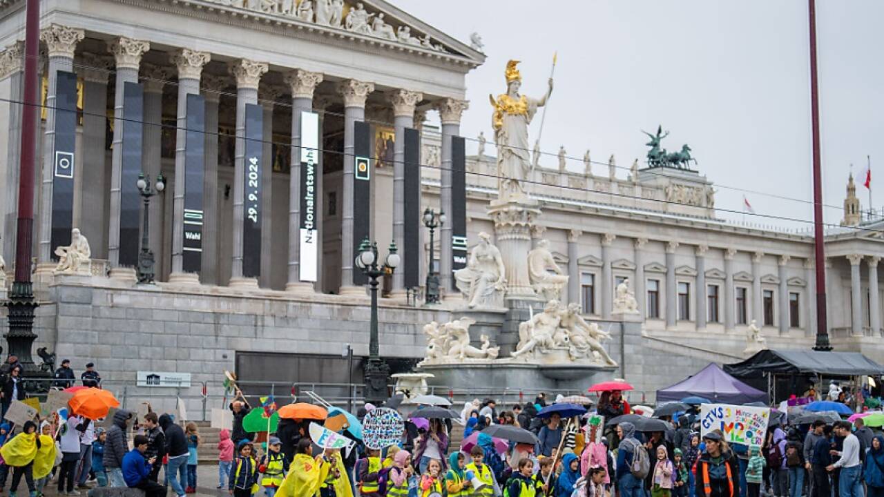 In Wien trafen sich Aktivistinnen und Aktivisten vor dem Parlament 