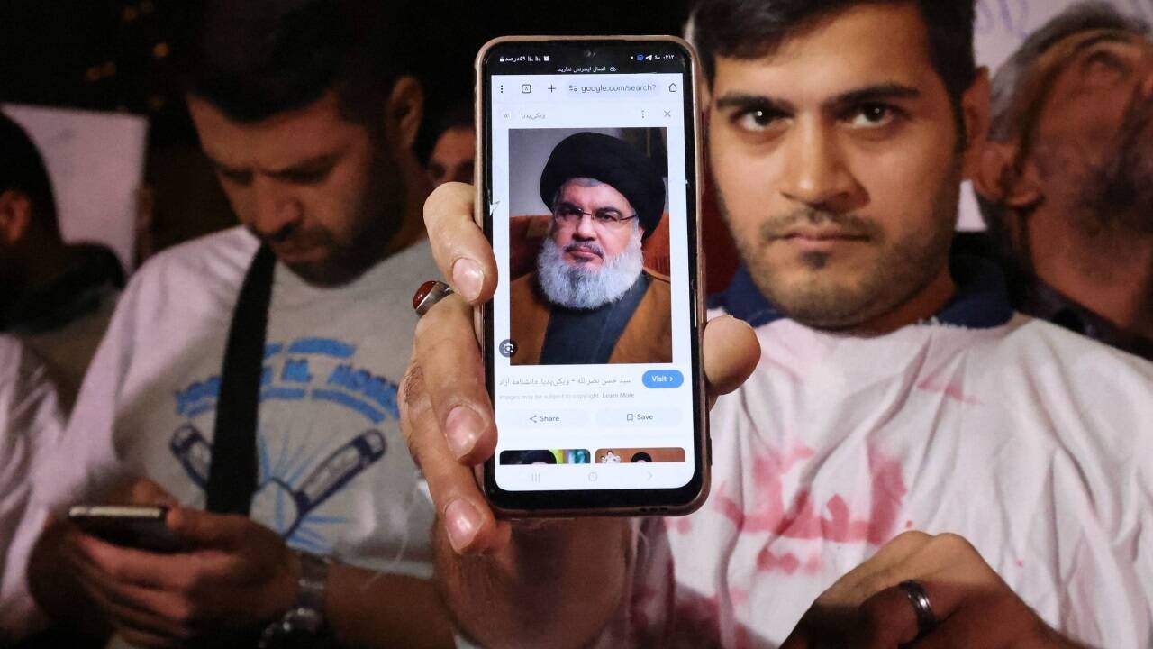 Ein pro-palästinensischer Demonstrant zeigt am Samstag, 28. September 2024, in Teheran ein Foto des Hisbollah-Anführers Hassan Nasrallah. 