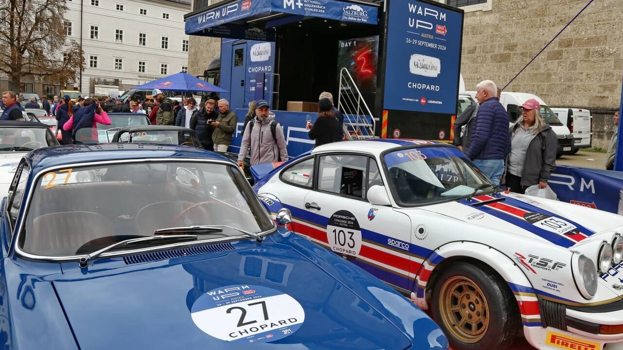 Großer Bahnhof für wertvolle Oldtimer auf dem Residenzplatz ... 