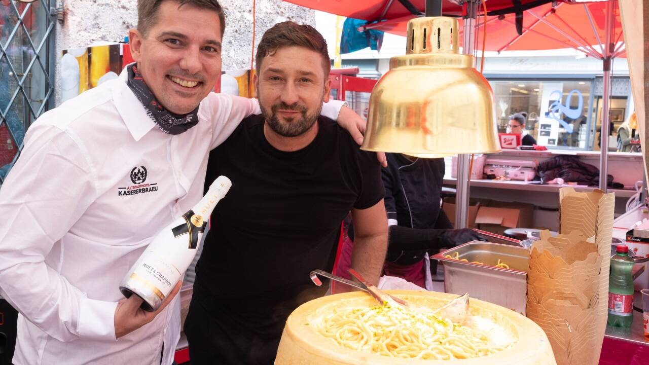 Genussvoll ... Champagner und Käse ...  