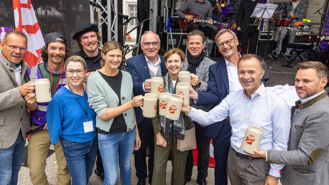 Auf gutes Gelingen ... Roland Gruber, Dominik Tamegger, Renate Stelzl, Christoph Filip, Elly Gruber, Alois Dürlinger, Brigitta Pallauf, Roland Aigner, Martin Weichbold, Bernhard Auinger und Robert Plainer (Stiegl).  