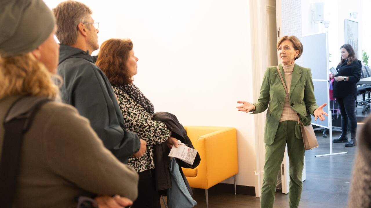 Landtagspräsidentin Brigitta Pallauf führte durch den Chiemseehof ...  