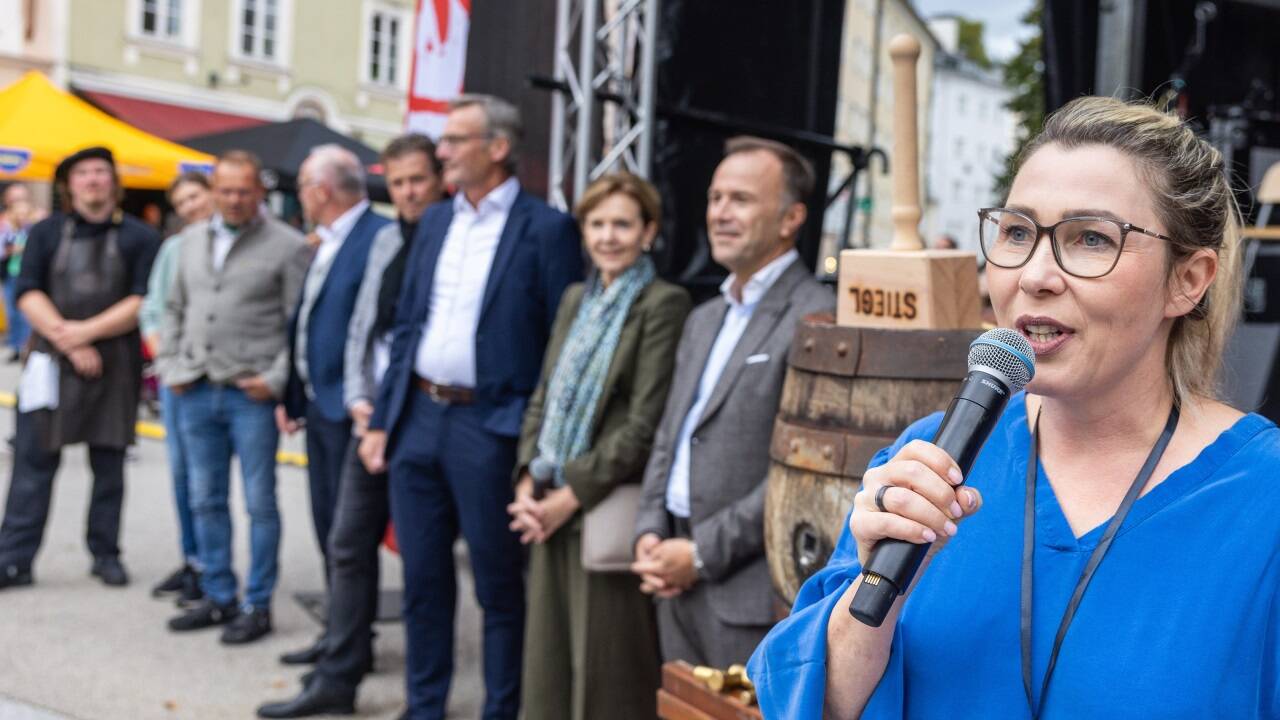 Organisatorin Renate Stelzl (re*creation) begrüßte die Ehrengäste ...  