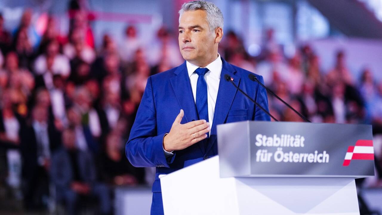 Karl Nehammer musste am Sonntag herbe Verluste einstecken. Die ÖVP dürfte aber weiterhin in der Regierung sitzen. Karl Nehammer musste am Sonntag herbe Verluste einstecken. Die ÖVP dürfte aber weiterhin in der Regierung sitzen.