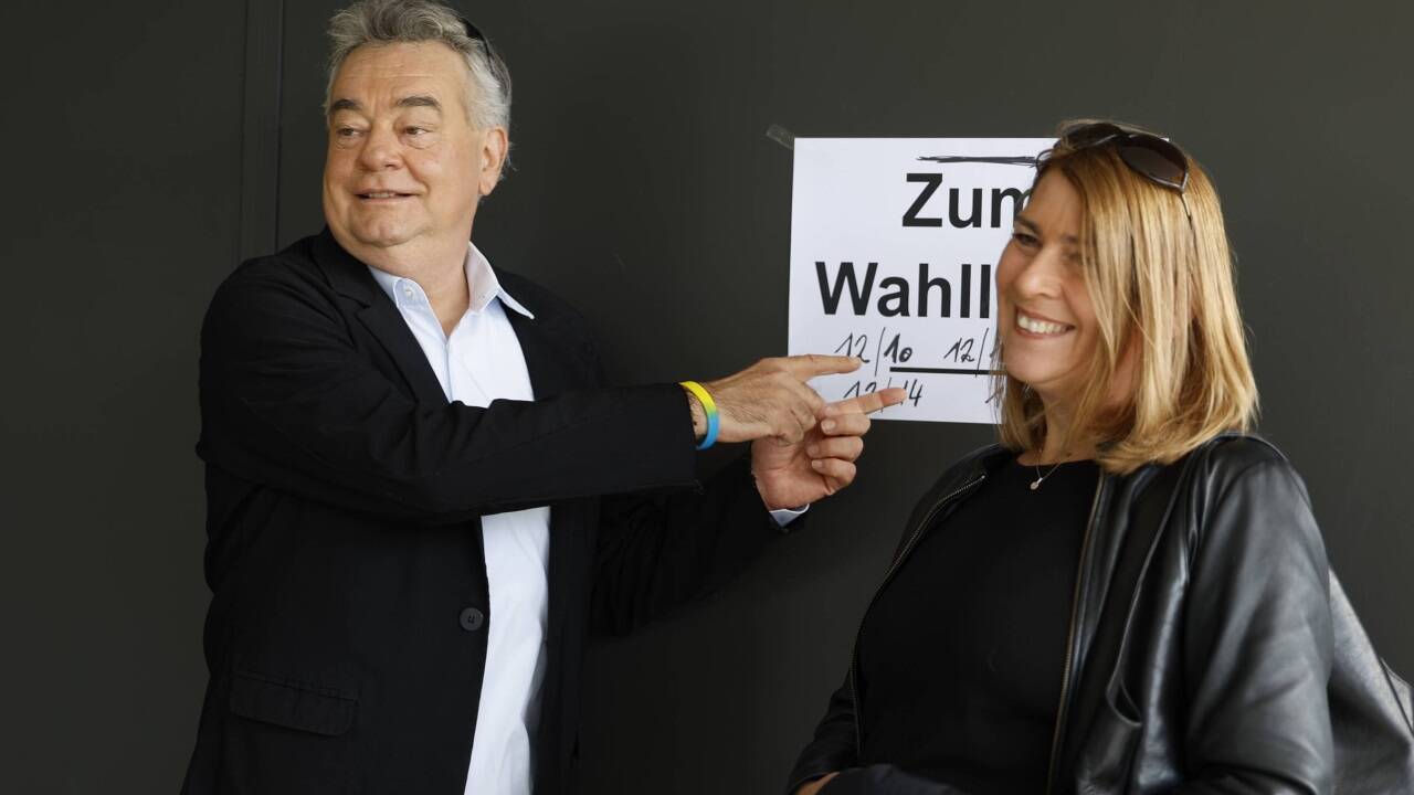 Grünen-Chef Werner Kogler mit Gattin Sabine Jungwirth bei der Stimmabgabe in Graz. Grünen-Chef Werner Kogler mit Gattin Sabine Jungwirth bei der Stimmabgabe in Graz.
