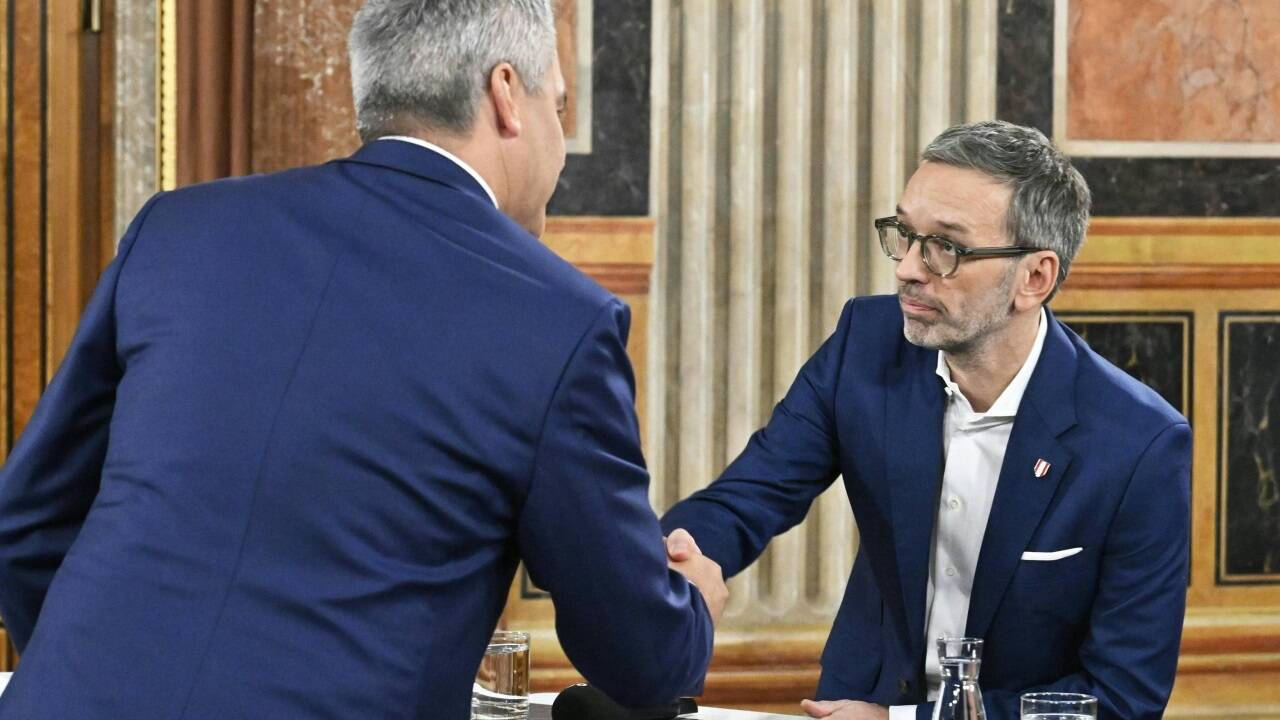 Bundeskanzler Karl Nehammer gratuliert FPÖ-Chef Herbert Kickl.  