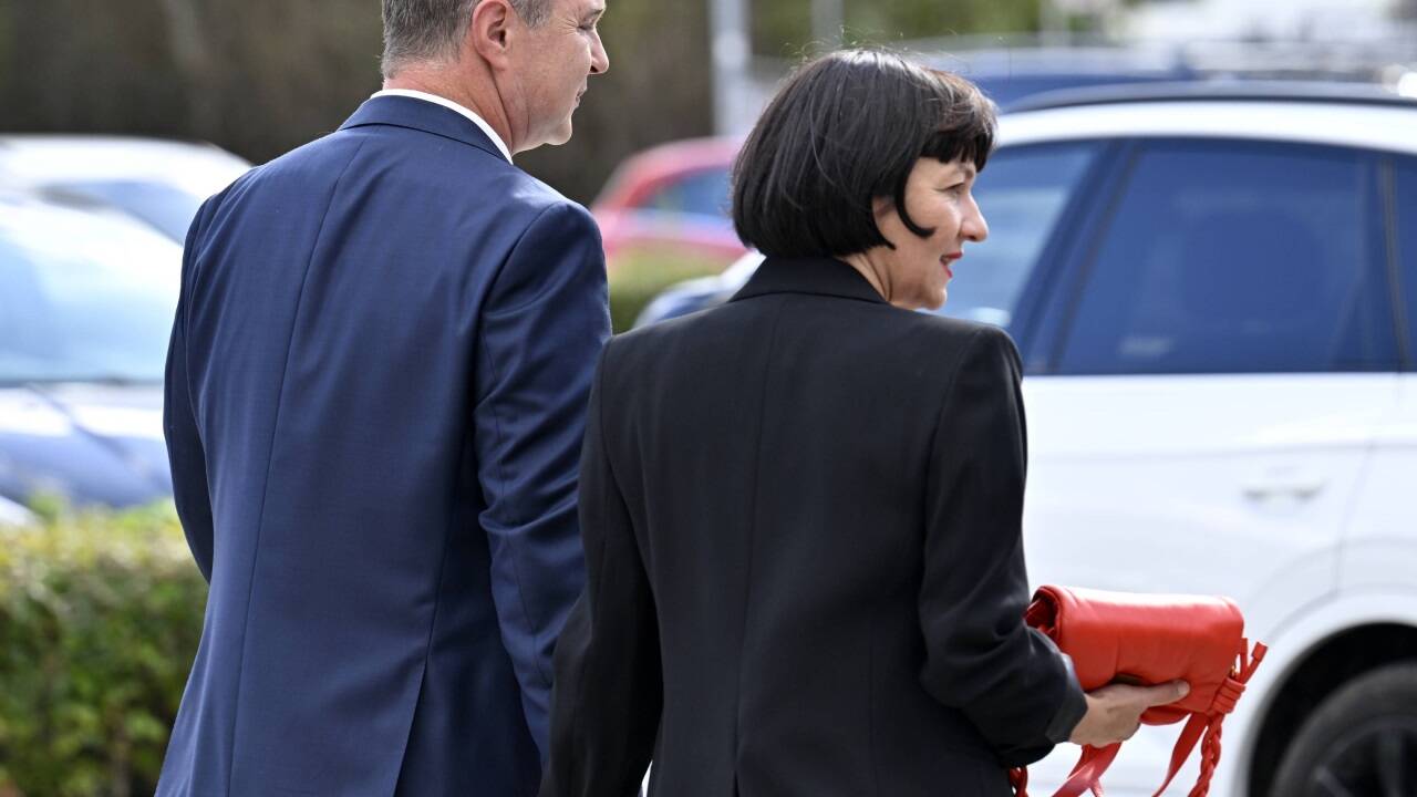 SPÖ-Chef Andreas Babler mit seiner Frau Karin Blum am Wahlsonntag in Traiskirchen. 
