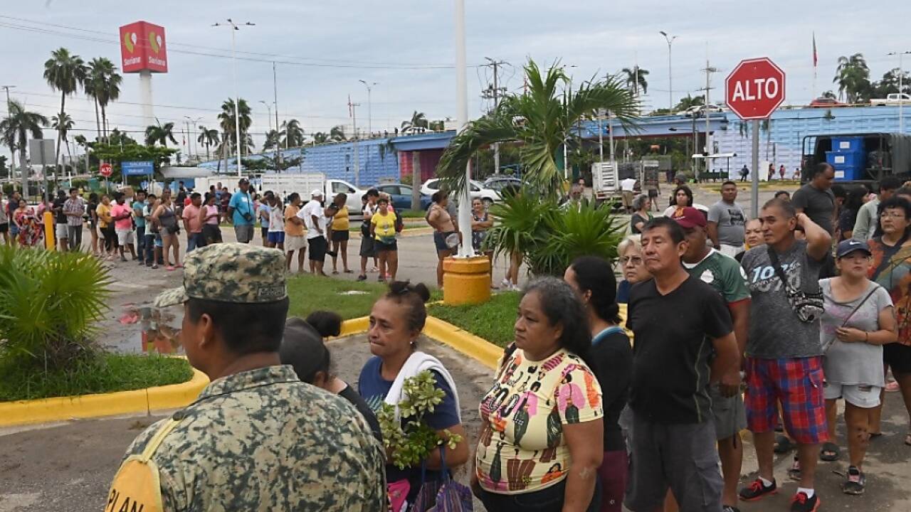 In Acapulco stellen sich Menschen um Hilfsgüter an 