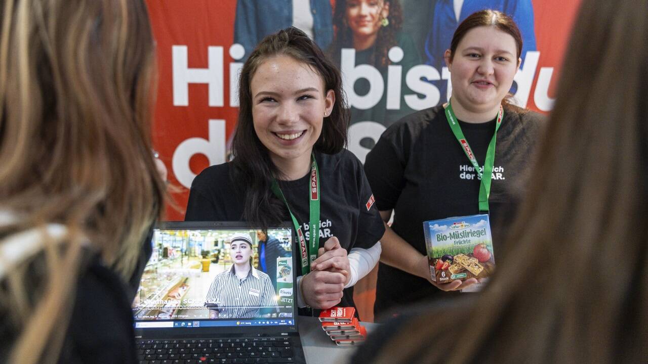 Kompetent beraten wurde am Stand von Spar: samt Videoeinblicken in die einzelnen Lehrberufe, in denen das Handelsunternehmen ausbildet.   Kompetent beraten wurde am Stand von Spar: samt Videoeinblicken in die einzelnen Lehrberufe, in denen das Handelsunternehmen ausbildet.