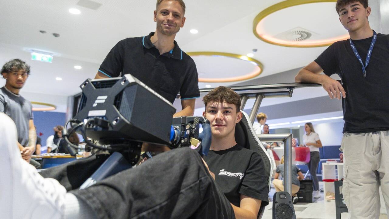 Bei Pappas ließen sich virtuell Autos testen.   Bei Pappas ließen sich virtuell Autos testen.