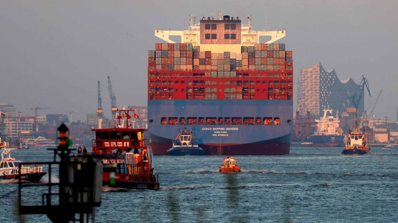 Ein Containerschiff fährt in die Hafen Hamburg ein.  Ein Containerschiff fährt in die Hafen Hamburg ein.