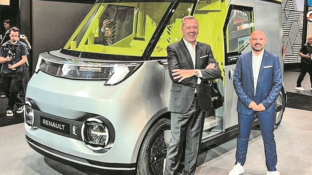 Premierenfreude: Heinz-Jürgen Löw, Markenvorstand für leichte Nutzfahrzeuge bei Renault (r.), und Designchef Yannick Bignon mit dem sympathisch gestylten Lieferwagenkonzept Estafette. 