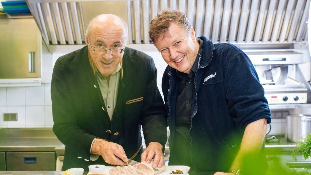 Der Professor und der Fischer: Gerhard Ammerer und Walter Grüll haben versucht, ein gewöhnungsbedürftiges Gericht aus dem Jahr 1714 nachzukochen.  