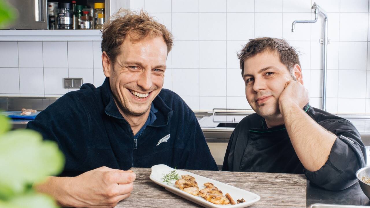 Gerettet: Olaf Dellingshausen und Michael Pigas mit ihrem Stör samt Zimt und Nelken. 