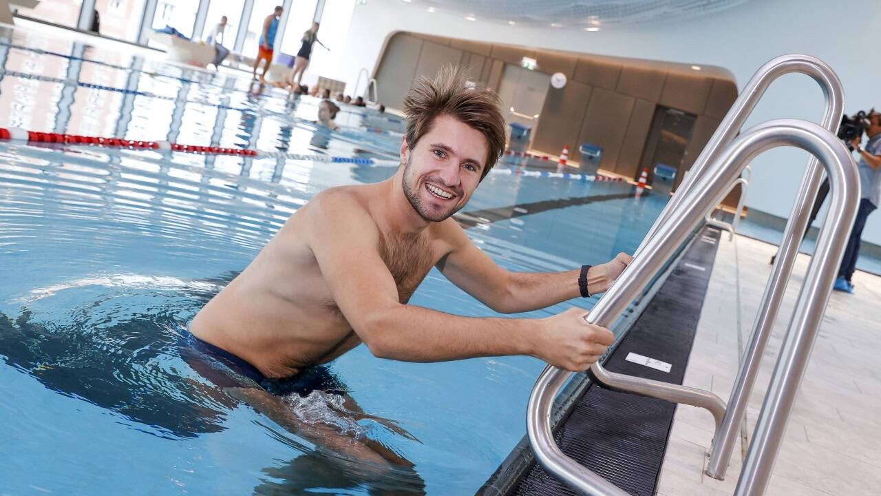Als Erster stieg am Montag der Jurist und Universitätsassistent Julian Kessler ins Sportbecken im Paracelsusbad.   Als Erster stieg am Montag der Jurist und Universitätsassistent Julian Kessler ins Sportbecken im Paracelsusbad.