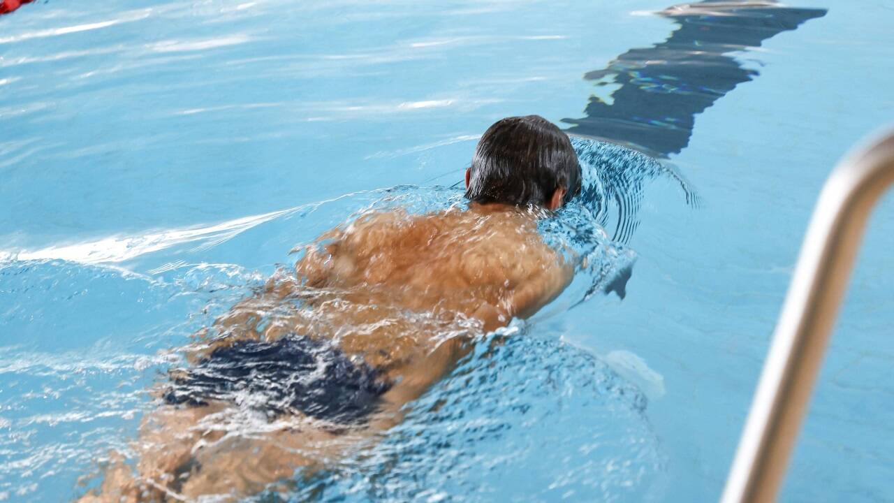 Als Erster schwamm am Montag der Jurist und Universitätsassistent Julian Kessler im Sportbecken im Paracelsusbad.   Als Erster schwamm am Montag der Jurist und Universitätsassistent Julian Kessler im Sportbecken im Paracelsusbad.