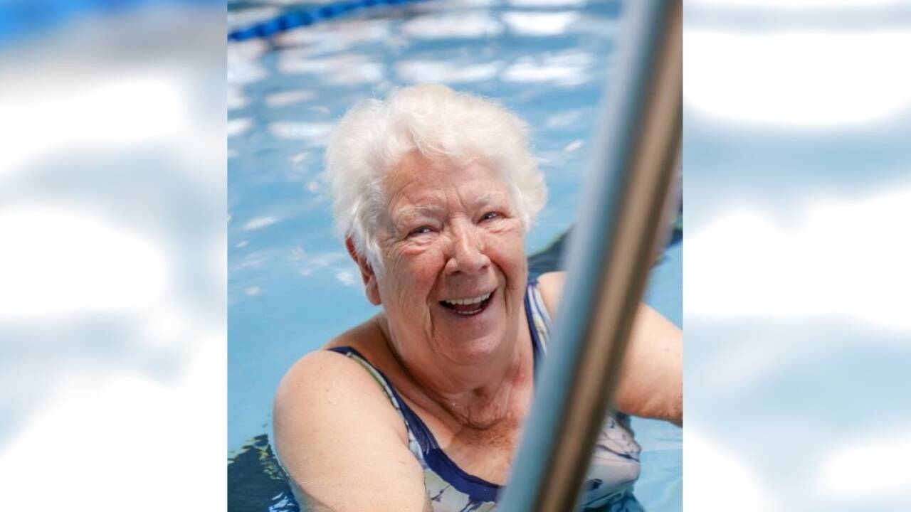 Auch die 77 Jahre alte Salzburgerin Otti Lenz kam am Montag ins Paracelsusbad.   Auch die 77 Jahre alte Salzburgerin Otti Lenz kam am Montag ins Paracelsusbad.