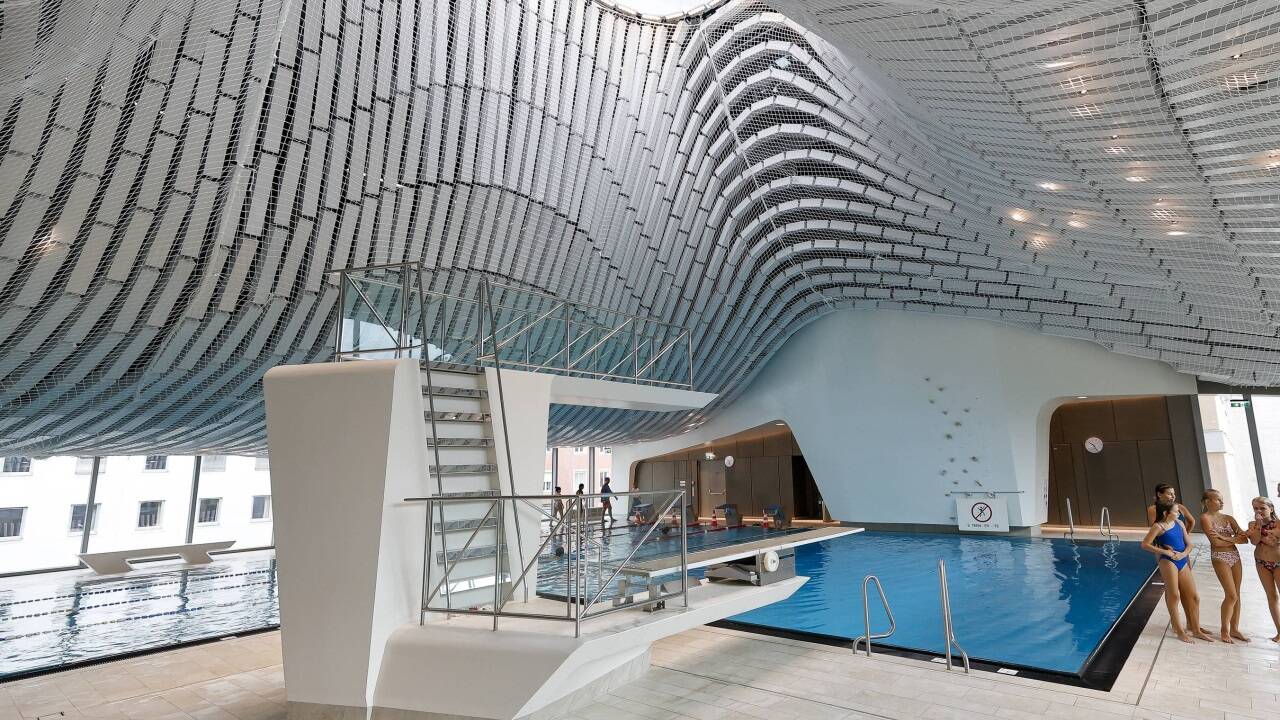 Weiße Netze sichern bis zur Generalsanierung die Deckenkonstruktion.   Weiße Netze sichern bis zur Generalsanierung die Deckenkonstruktion.