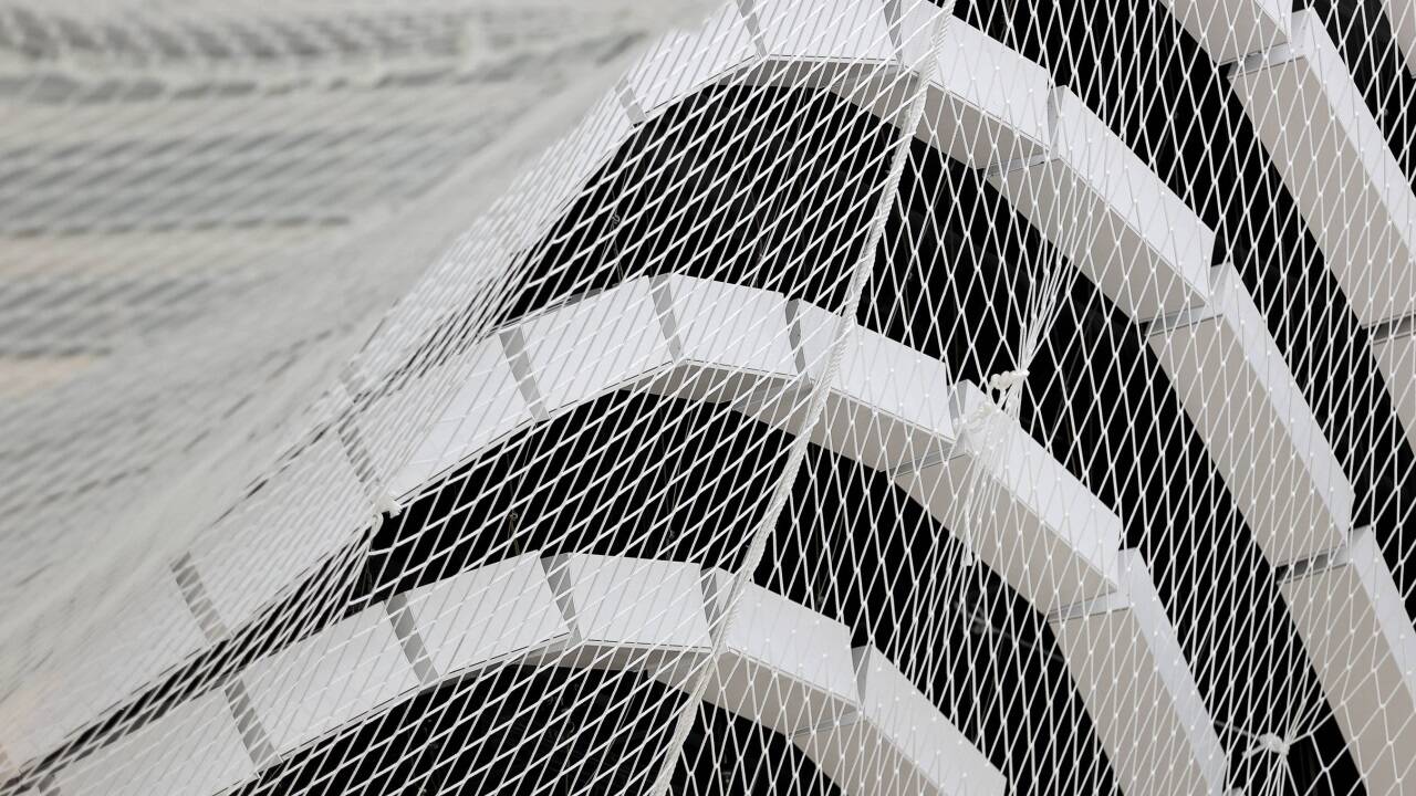 Weiße Netze sichern bis zur Generalsanierung die Deckenkonstruktion.   Weiße Netze sichern bis zur Generalsanierung die Deckenkonstruktion.