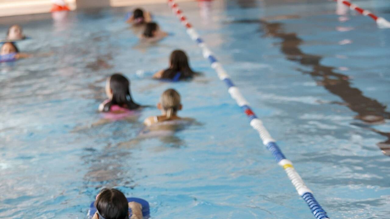 Schulklassen waren am Montag die Allerersten in der Schwimmhalle.   Schulklassen waren am Montag die Allerersten in der Schwimmhalle.