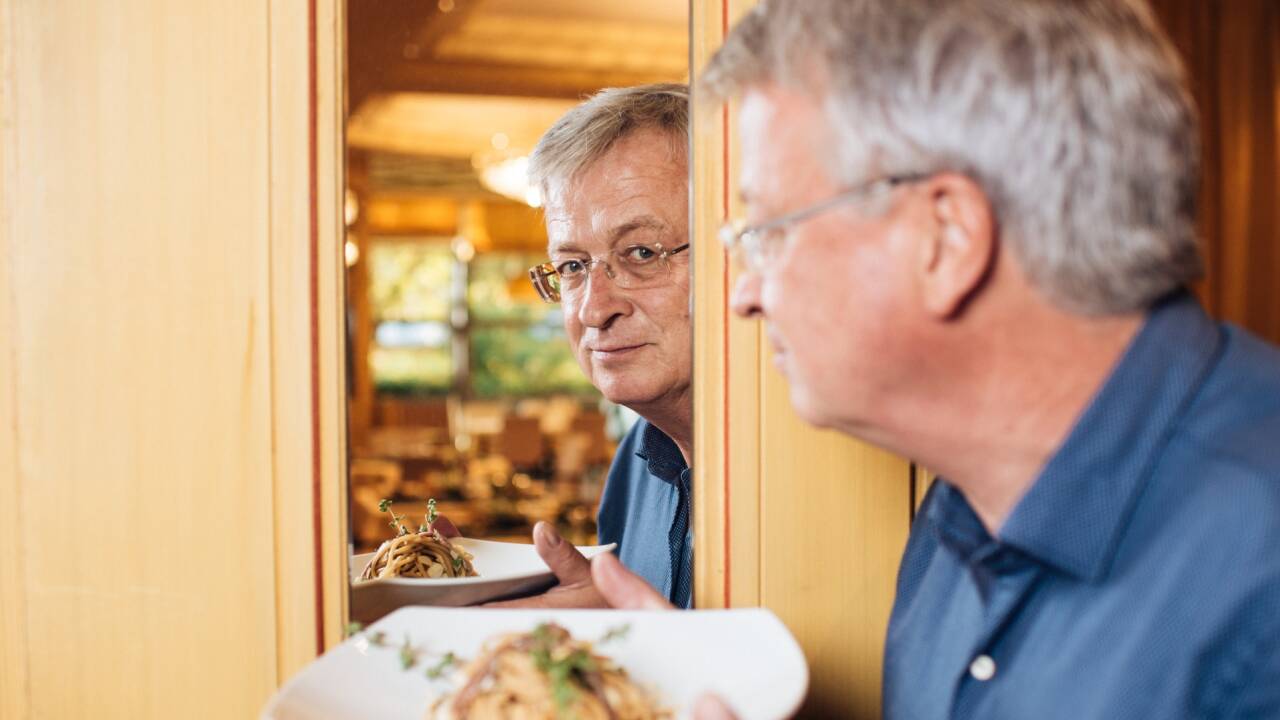 Wer war der Täter? Veit Heinichen schuf im Handumdrehen ein Gericht, um das sich sogar Verbrecher raufen würden: Bigoli mit Anchovis-Sauce und gerösteten Mandelblättern.  
