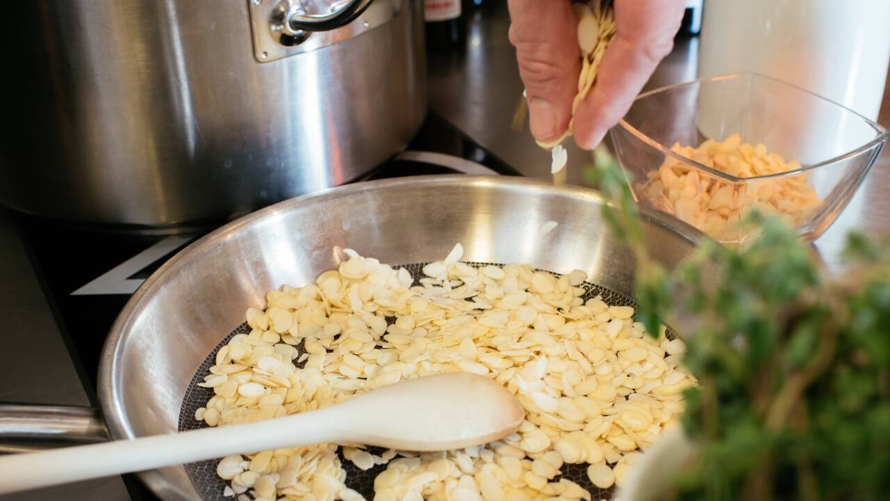 Wer war der Täter? Veit Heinichen schuf im Handumdrehen ein Gericht, um das sich sogar Verbrecher raufen würden: Bigoli mit Anchovis-Sauce und gerösteten Mandelblättern.  