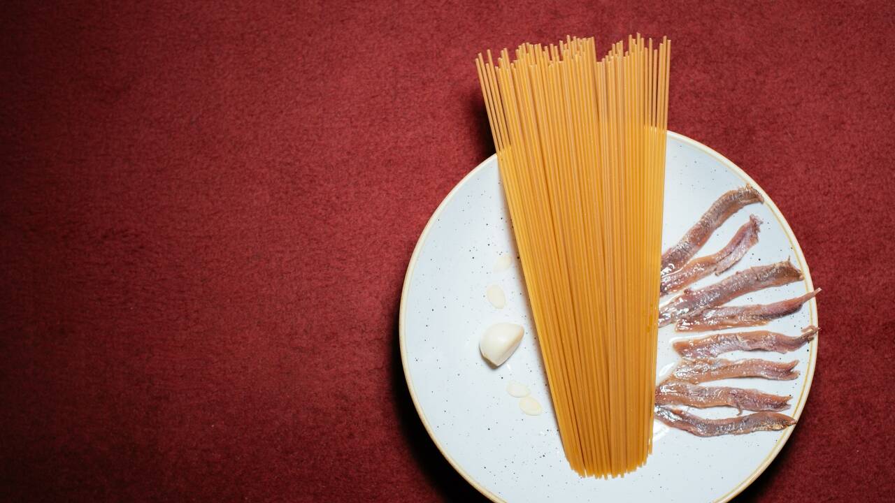 Wer war der Täter? Veit Heinichen schuf im Handumdrehen ein Gericht, um das sich sogar Verbrecher raufen würden: Bigoli mit Anchovis-Sauce und gerösteten Mandelblättern.  