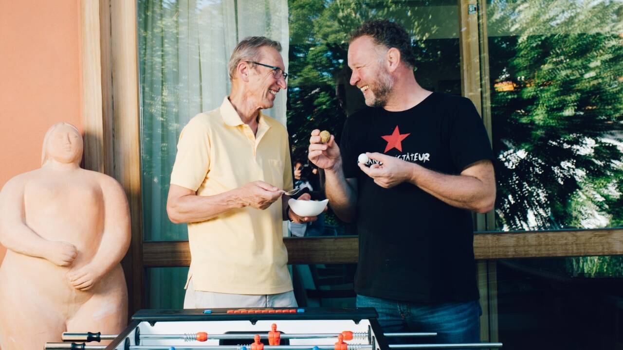 Dietmar Maier und Peter Gnaiger vergleichen Tischfuß- mit Buchweizenbällchen.   