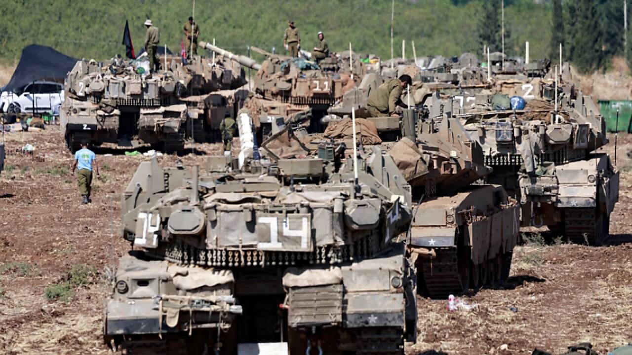 Israelische Panzer fahren an der Grenze zum Libanon auf 