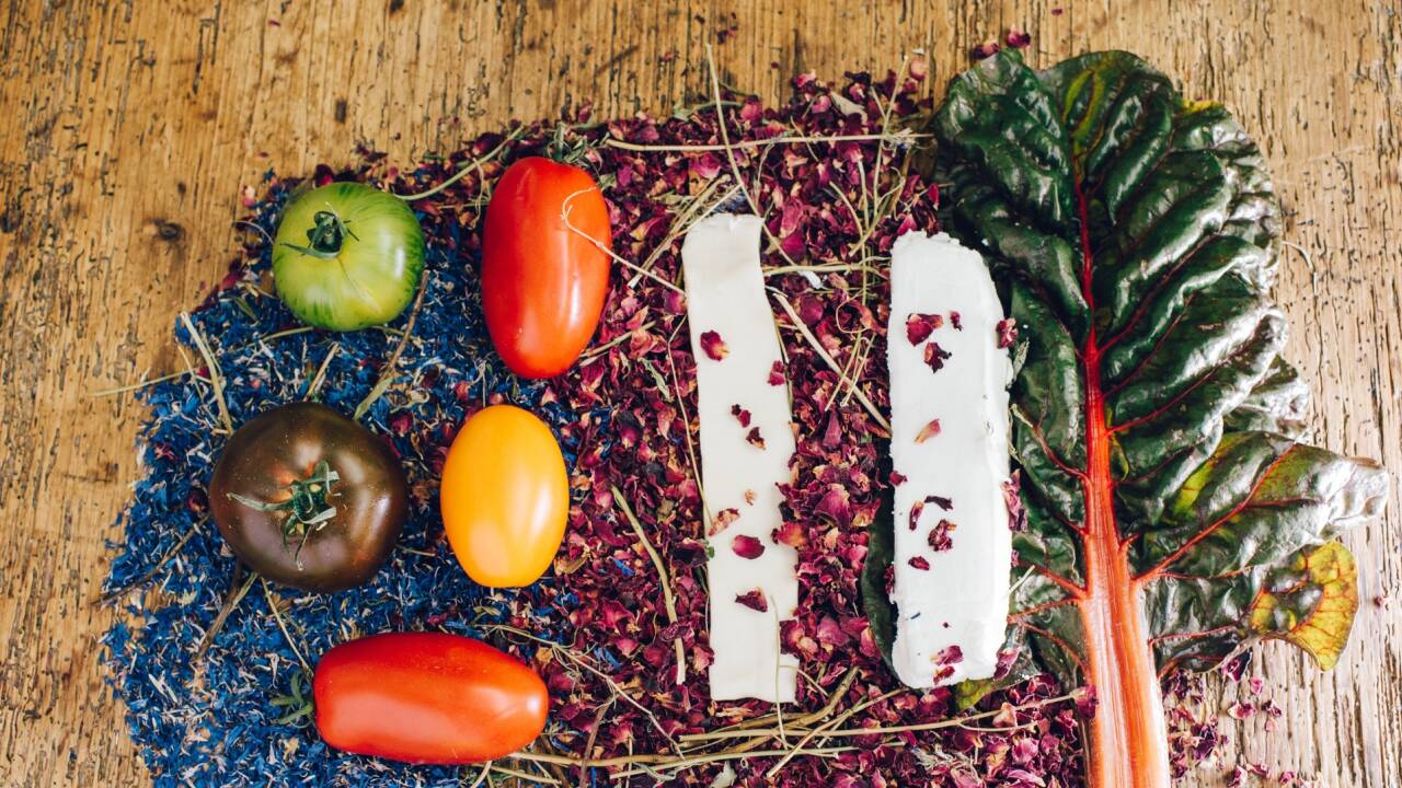 Für die Fülle benötigen Sie nur Mangold, Ziegenfrischkäse, Tomaten und Kräuter. Lassen Sie ruhig Ihrer Fantasie freien Lauf und entwerfen Sie Ihre eigenen Füllmassen.  