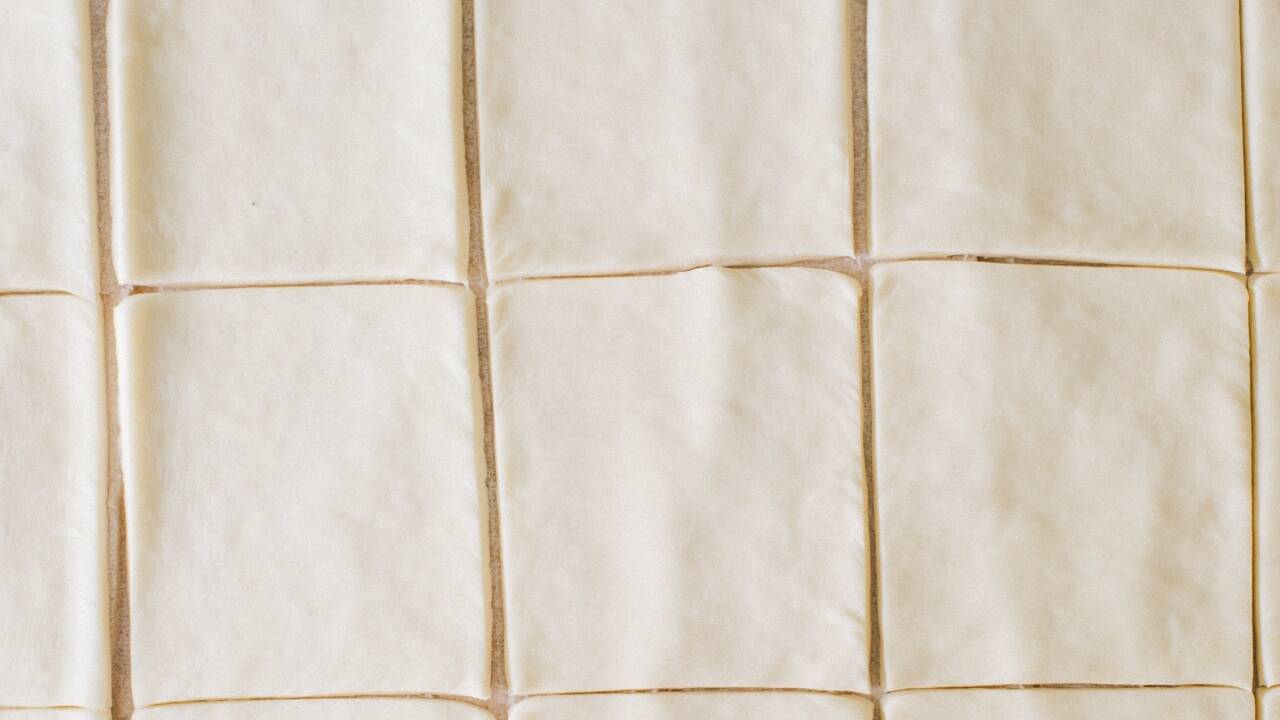 Für die Fülle benötigen Sie nur Mangold, Ziegenfrischkäse, Tomaten und Kräuter. Lassen Sie ruhig Ihrer Fantasie freien Lauf und entwerfen Sie Ihre eigenen Füllmassen.  