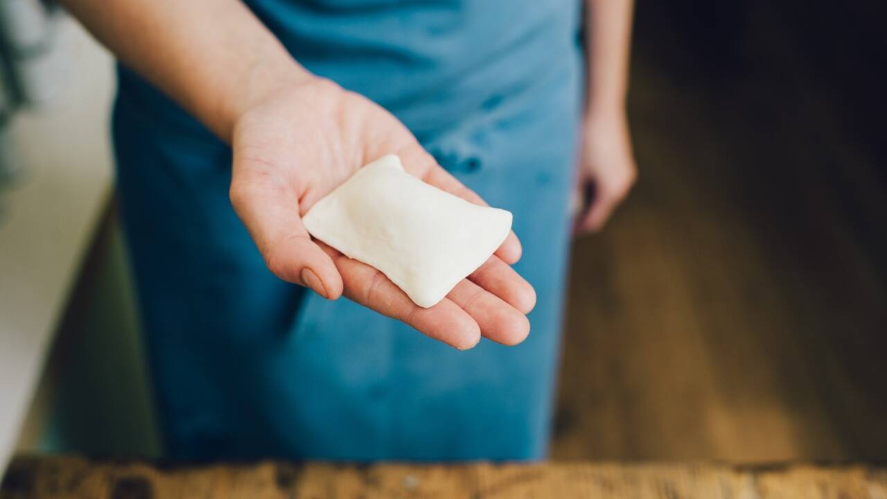 Für die Fülle benötigen Sie nur Mangold, Ziegenfrischkäse, Tomaten und Kräuter. Lassen Sie ruhig Ihrer Fantasie freien Lauf und entwerfen Sie Ihre eigenen Füllmassen.  