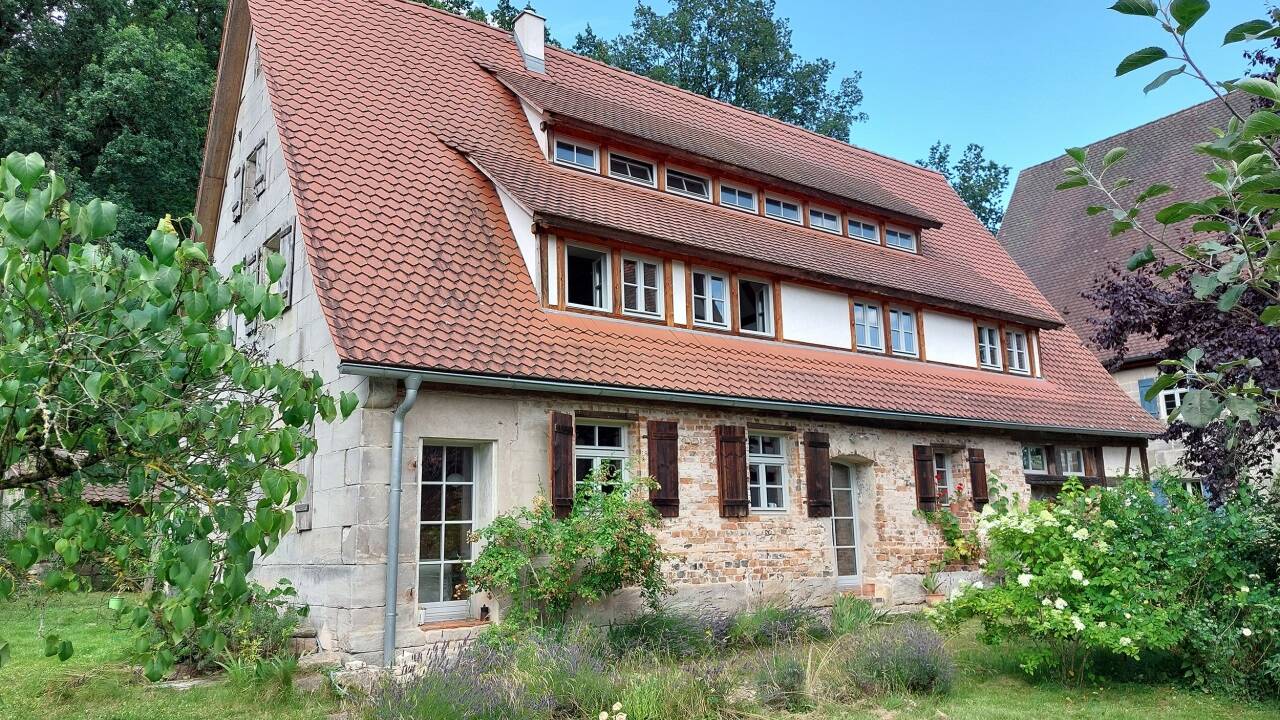 Sitzt noch immer. Der flockige, aus hochwertigem Altpapier gewonnene Dachdämm- stoff aus Cellulose erweist sich als dauerhaft setzungssicher. 