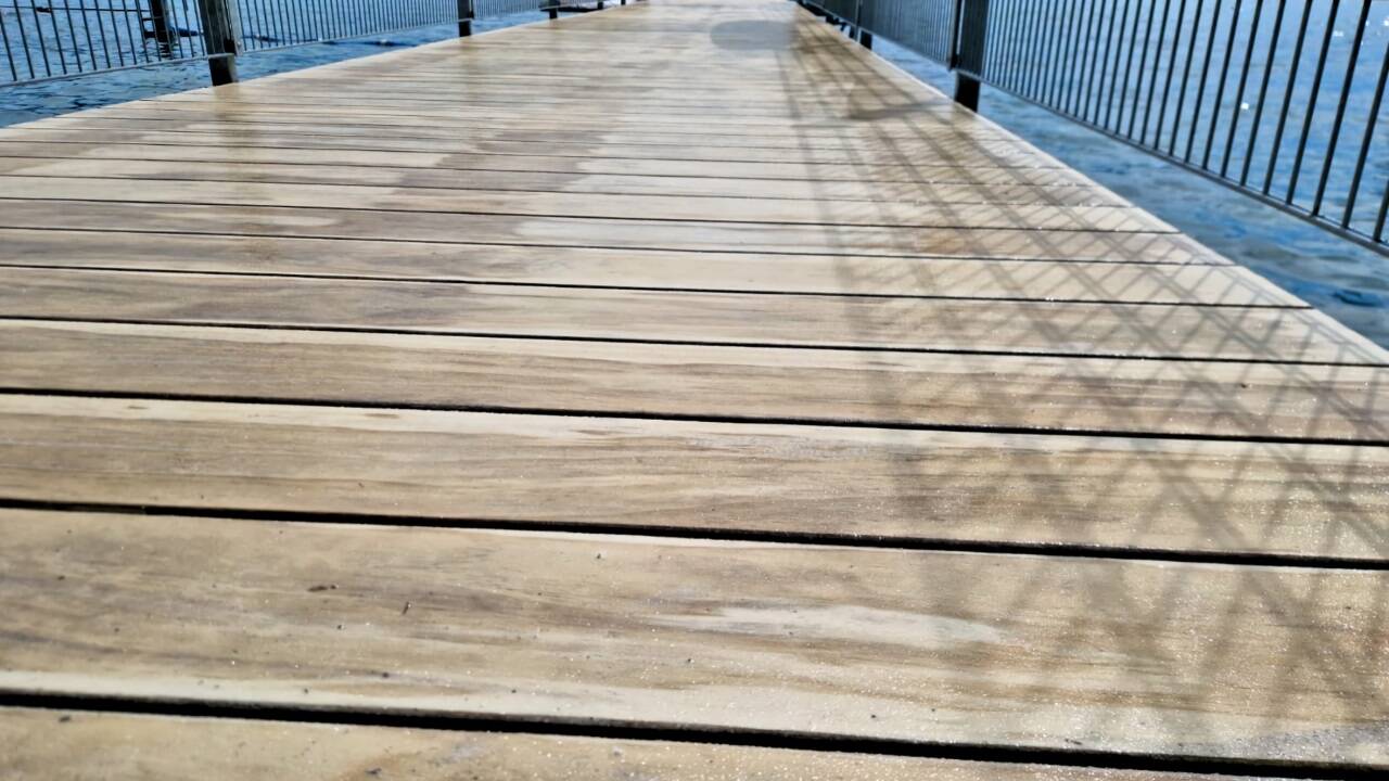 Holzböden im Außenbereich werden schnell rutschig. Holzböden im Außenbereich werden schnell rutschig.