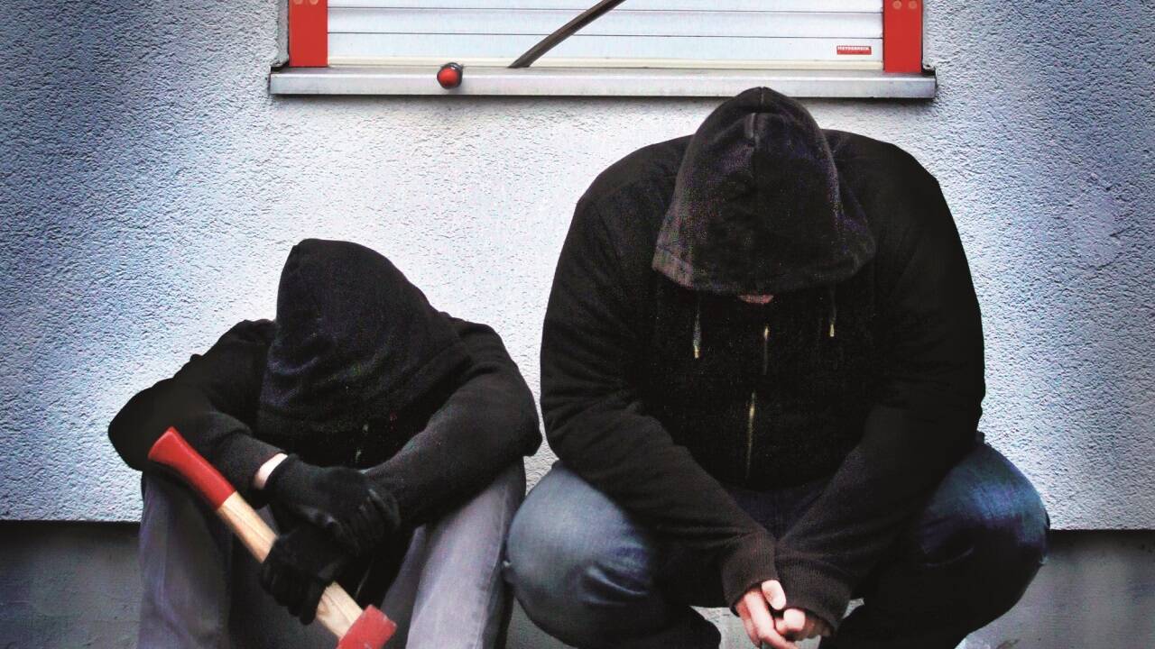 Mit komplett geschlossenen Rollläden mögliche Einbrecher zum Aufgeben zwingen 
