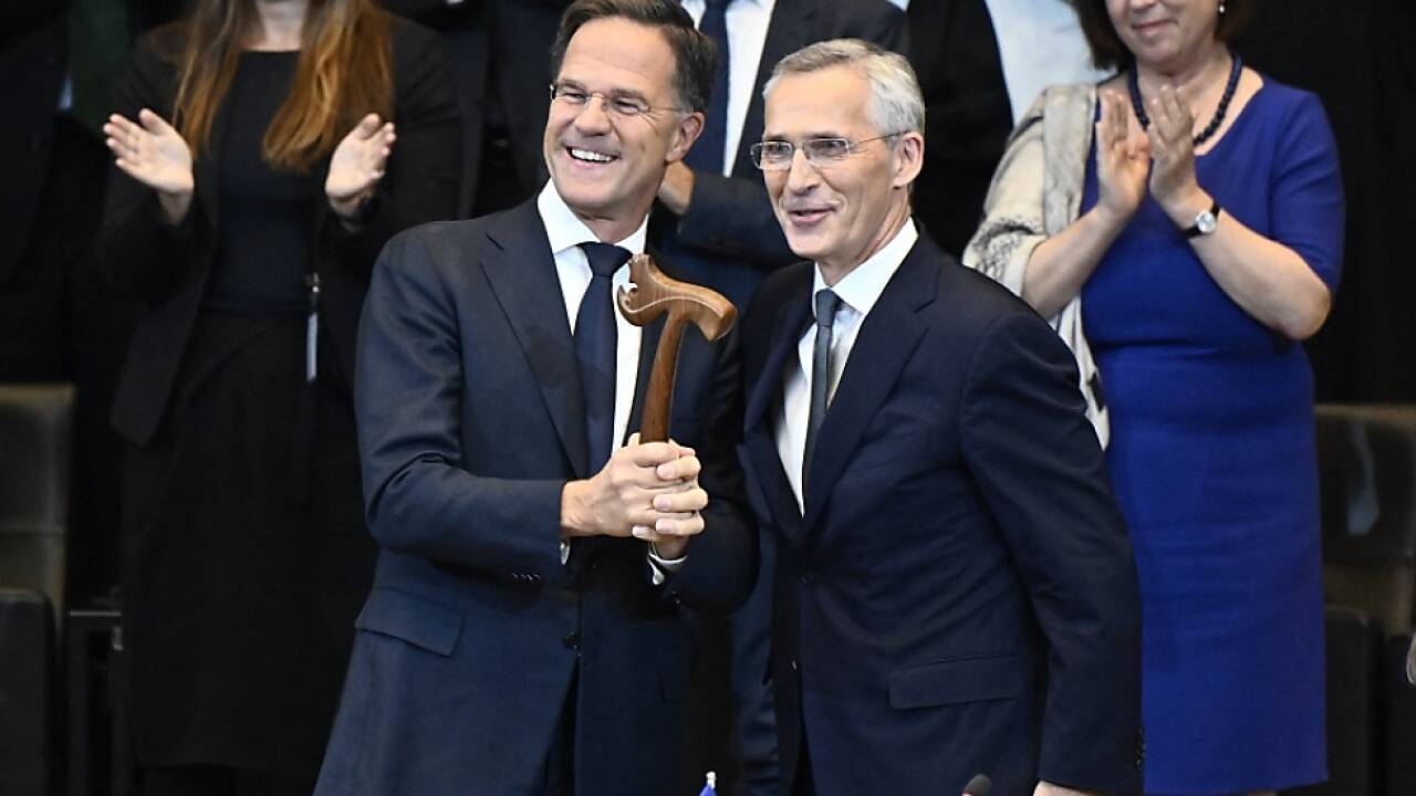 Stoltenberg (rechts) übergab in Brüssel an Rutte (links) 