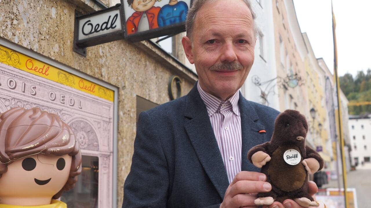 Alois Oedl (65) ist mit seinem Spielzeuggeschäft am Unteren Markt eine Institution in Hallein.  