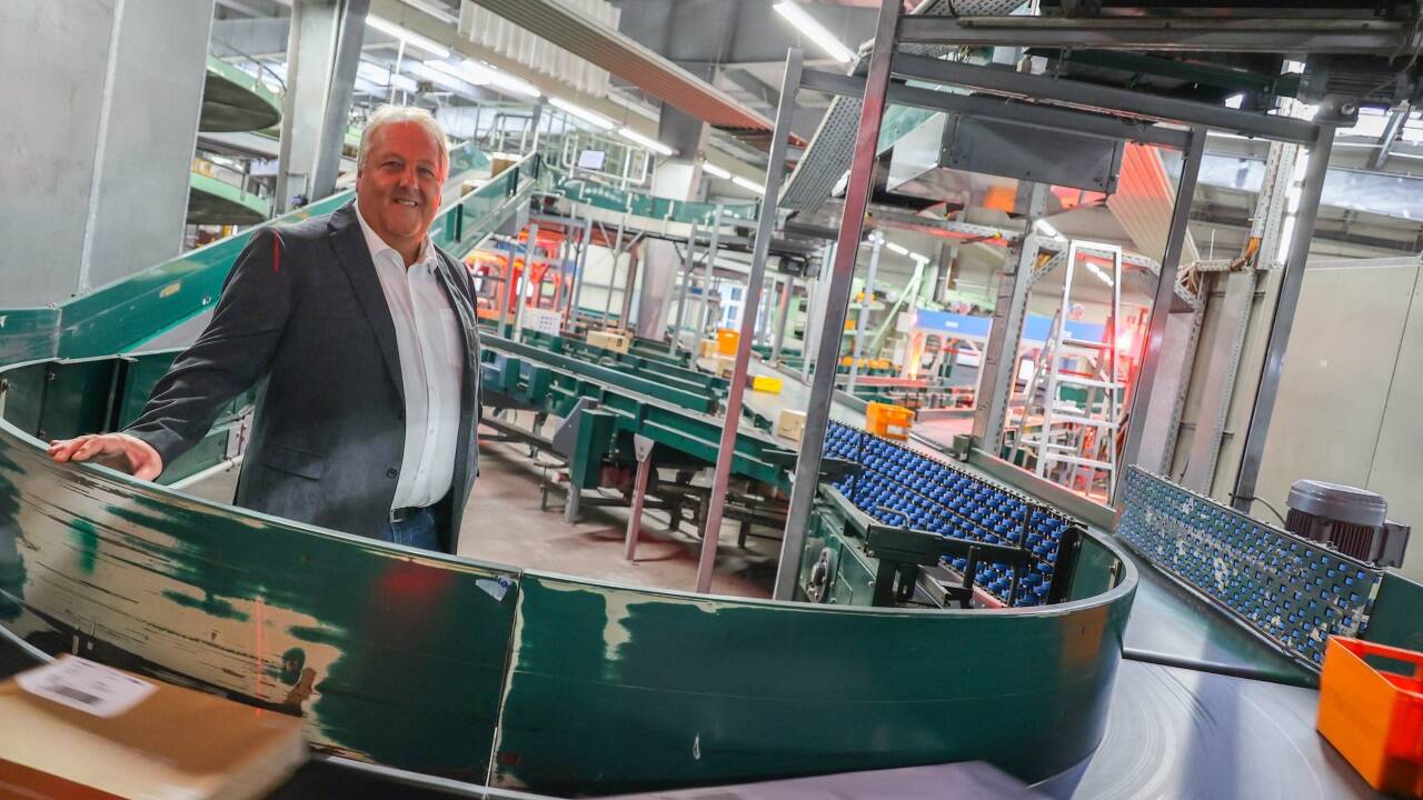 Kurt Kübler an der 25 Jahre alten Paketsortiermaschine im Post-Logistikzentrum in Wals-Siezenheim. 