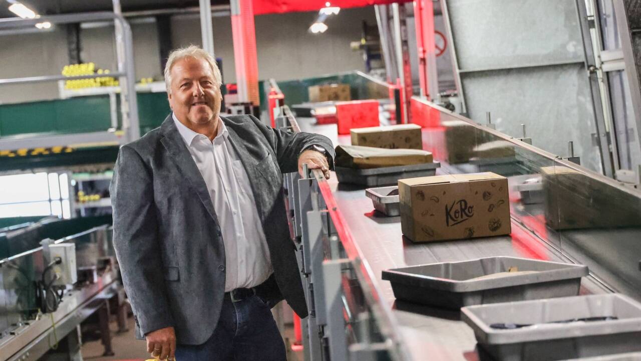 Kurt Kübler bei einer der beiden Paketsortieranlagen. 
