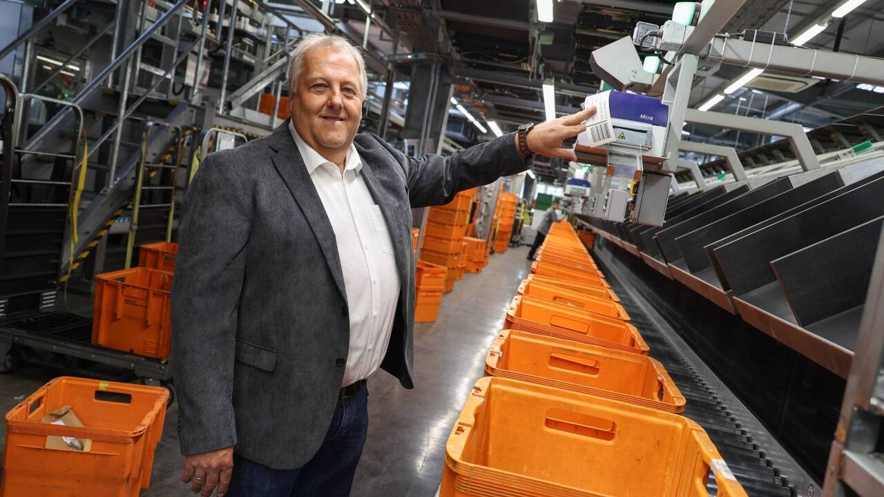 Kleine Warensendungen werden zum Teil in Kisten sortiert - im Bild: Kurt Kübler. 