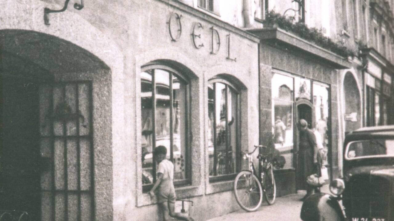 Das Oedl Spielzeuggeschäft anno 1951 im Unteren Markt in Hallein. 